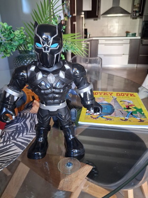 Фигура Black Panther Hasbro 2016 като нова с въртяща се талия