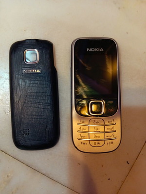 Nokia 2330c used with headphones and battery