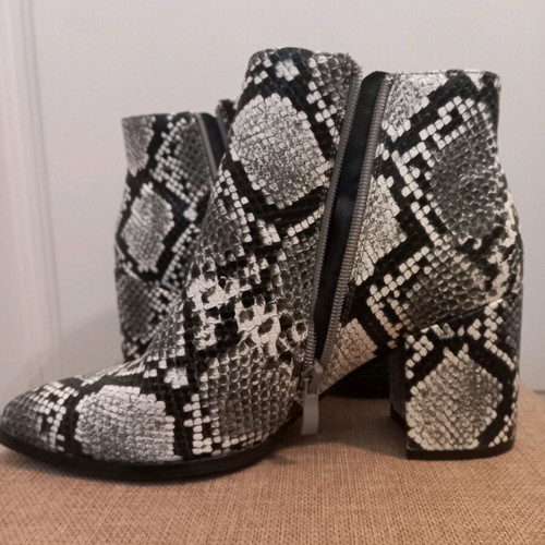 Arte Piedi ankle boots like new, size 39, black and white