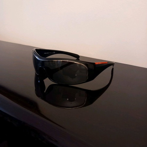 Prada sunglasses like new, authentic