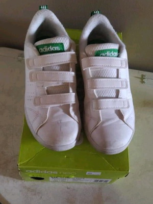 Adidas детски спортни обувки употребявани, номер 31, бели