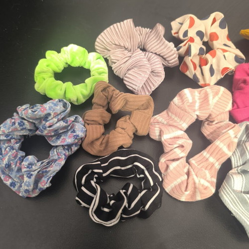 Scrunchies set of 12 in very good condition, multicolor