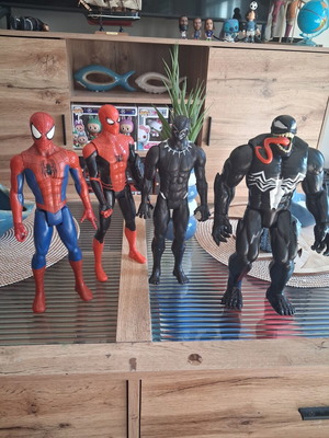 Marvel figures 2019 like new, set of 4