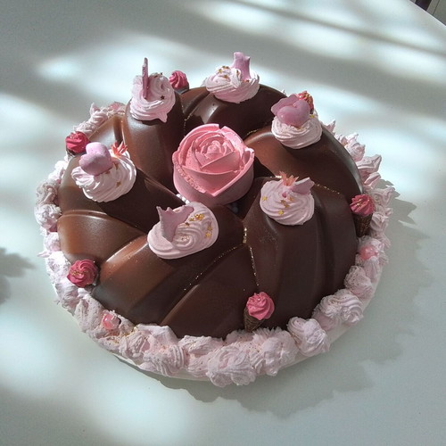 Faux chocolate bundt cake decoration, new