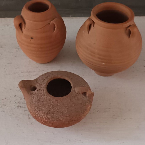 Set of 3 clay miniatures like new, oil lamp and small jars