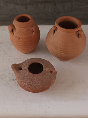 Set of 3 clay miniatures like new, oil lamp and small jars