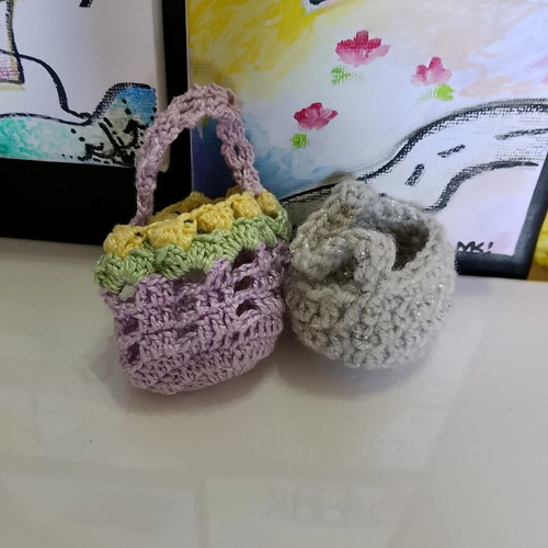 Knitted bows, hats and baskets set, new