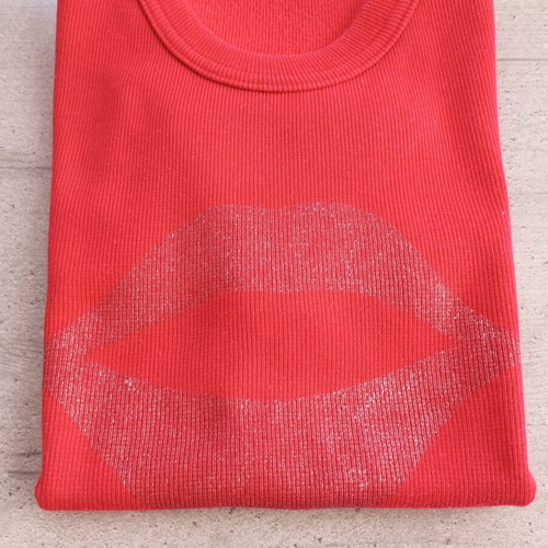 Red ribbed top with glitter lips design like new