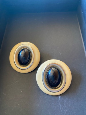 Round earrings like new for pierced ears