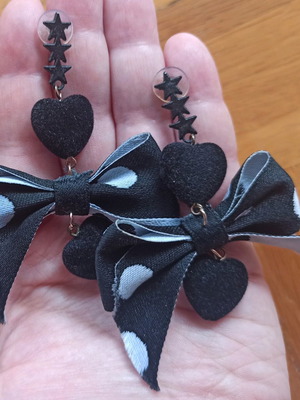 Earrings with bows and velour hearts like new, black and white
