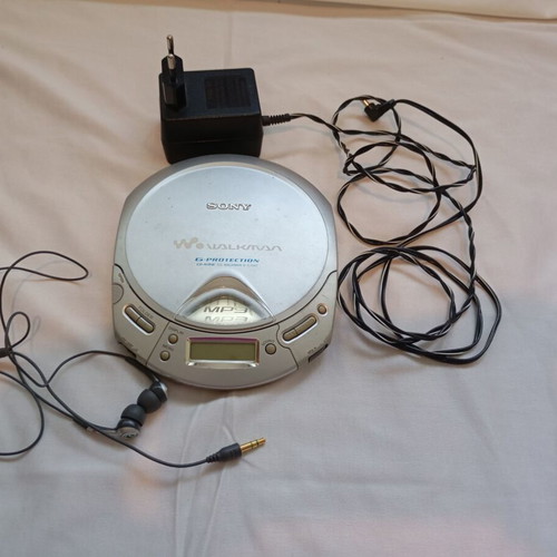Sony MP3 CD Walkman D-CJ501 used with original charger and in-ear headphones