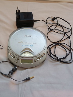 Sony MP3 CD Walkman D-CJ501 used with original charger and in-ear headphones
