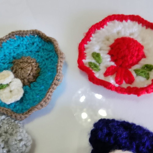 Knitted bows, hats and baskets set, new