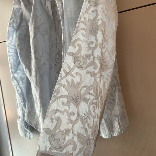 Shirt like new, special design for unique appearances