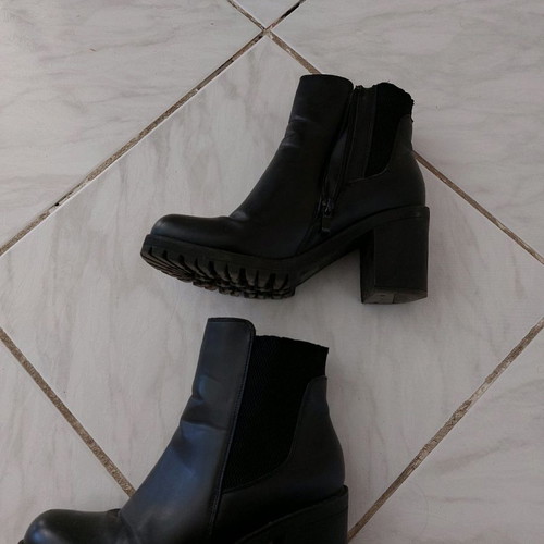 Black ankle boots used size 39 with zipper and 6cm heel