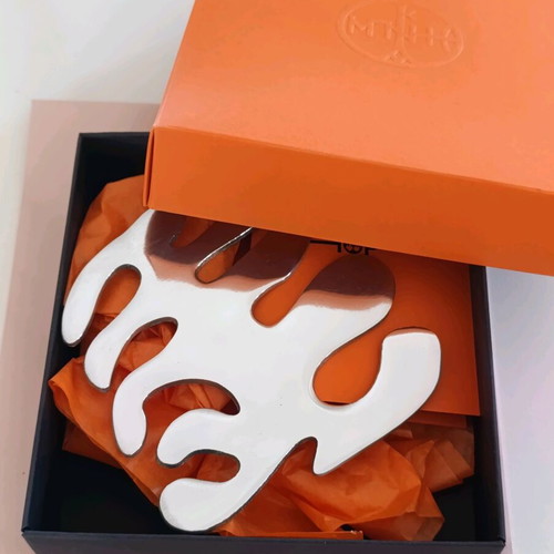 Pot stand new leaf-shaped inspired by N. Chatzikyriakos-Ghikas