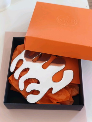 Pot stand new leaf-shaped inspired by N. Chatzikyriakos-Ghikas