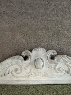 Plaster decorative set new, 2 pediments and 2 wall rosettes