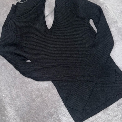 Πλεκτό τοπ αφόρετο με σκίσιμο στον ώμο, one size, μαύρο