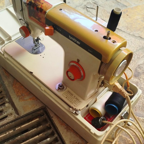 Brother 851 electric sewing machine used, excellent condition with case