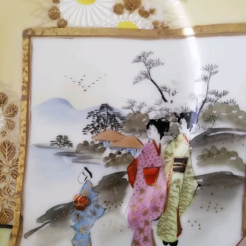 Japanese plate like new with golden details