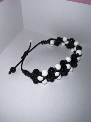 Beaded bracelet new, black and white