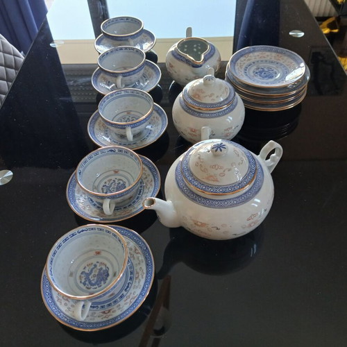 Tea set like new with teapot, creamer, sugar bowl, 5 cups and 10 saucers