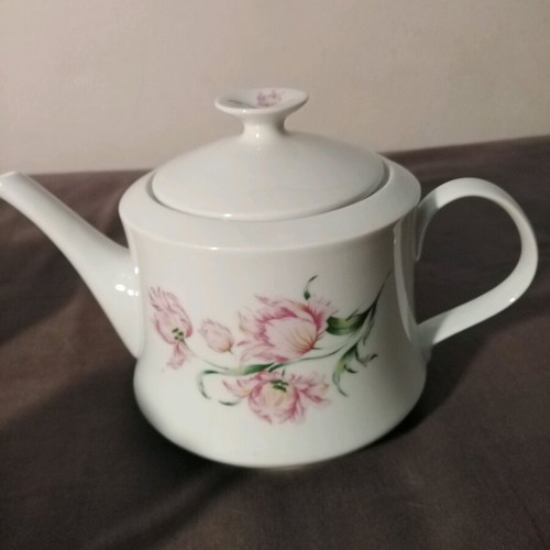 Alfoldi porcelain tea set from Hungary, romantic design