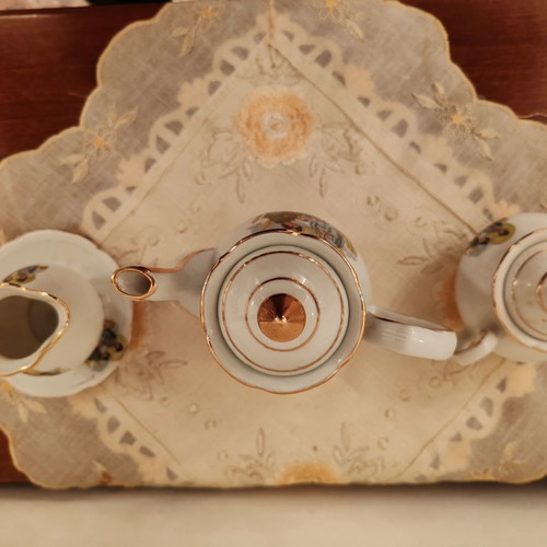 Japanese porcelain coffee set used with gold decoration, 6 pieces
