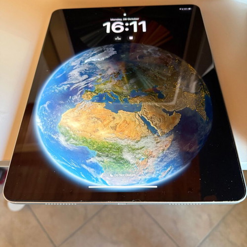 iPad Pro 12.9 M1 5th Generation 2021 like new with Magic Keyboard and Apple Pencil