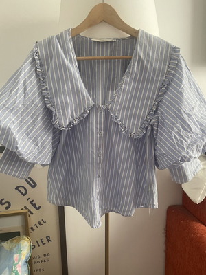 Copenhagen Muse shirt like new with puff sleeves and special collar