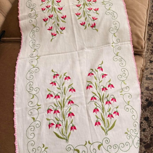 Embroidered table runner with pink flowers, 85x43 cm