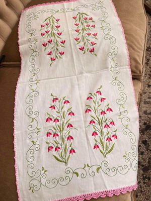 Embroidered table runner with pink flowers, 85x43 cm