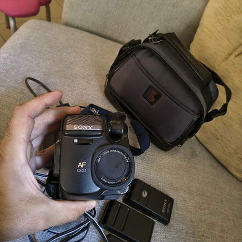 Sony Handycam CCD-TR303E Video 8 camcorder used with full accessories
