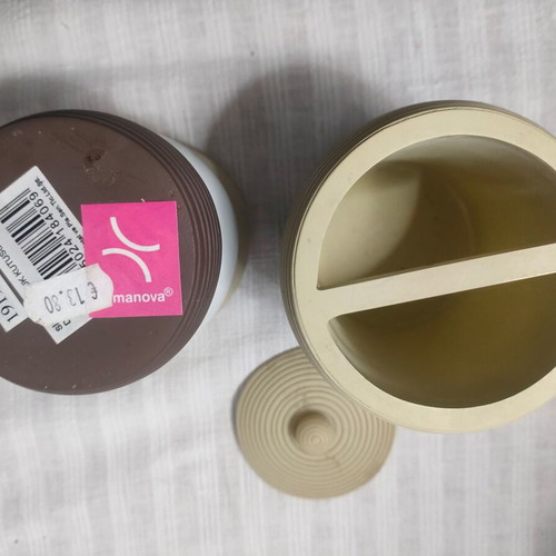 Bathroom set of 3 pieces like new, ceramic, porcelain and plastic