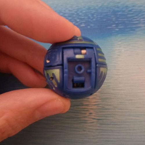 Bakugan figure set used with battle cards Aquos El Condor and Pyrus Aranaut