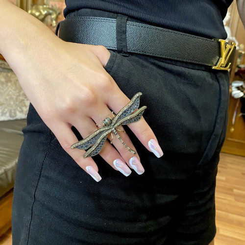18k Butterfly Ring like new with diamonds and sapphires