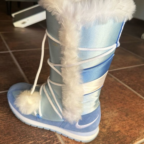 Modern & impressive NIKE boots in a beautiful blue color.