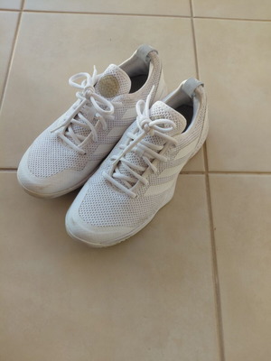 Adidas tennis shoes woman size 39.5 like new, white