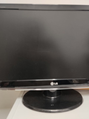 LG Flatron W2253V PF 22" computer monitor like new