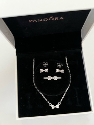 Pandora jewelry set bow like new, ring size 7 silver