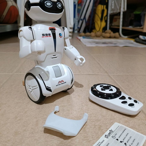 Sas robot with remote control like new