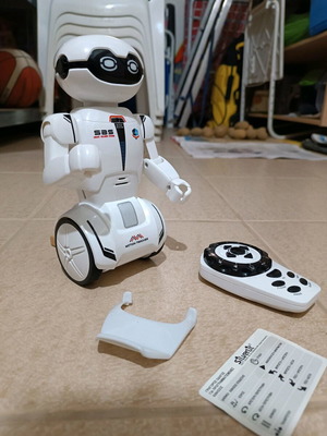Sas robot with remote control like new