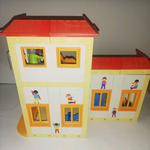 Playmobil 5567 large daycare like new with accessories and figures