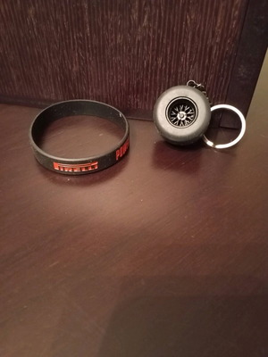Pirelli bracelet and keychain set new, formula tire
