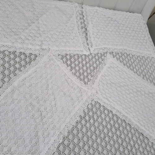 Double machine-knit quilt with four pillows used