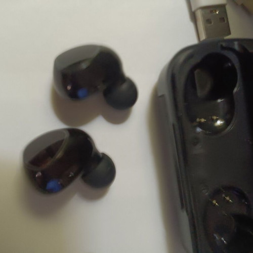 Bluetooth wireless earbuds new, right ear set