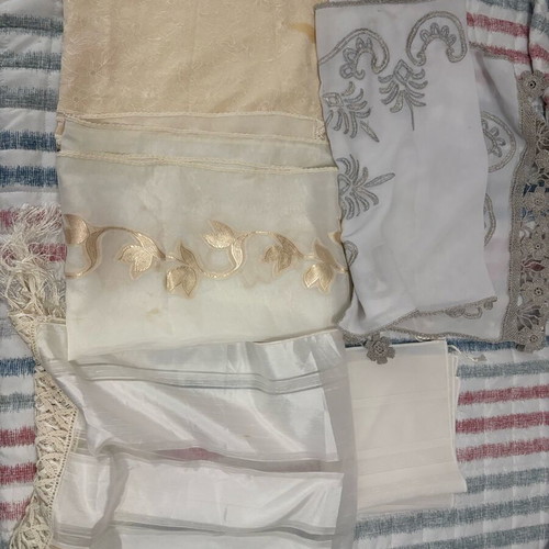 Vintage set of 4 used napkins, doilies and table runner