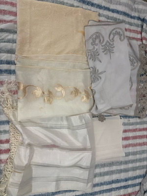 Vintage set of 4 used napkins, doilies and table runner