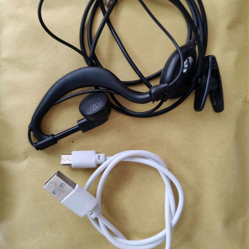 Baofeng BF-T1 UHF transceiver like new with FM radio and USB charger